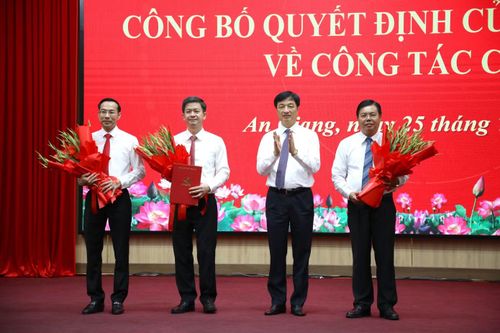 Ủy viên Bộ Chính trị, Bí thư Trung ương Đảng, Trưởng Ban Tổ chức Trung ương Nguyễn Duy Ngọc trao quyết định cho ông Lê Quang Tùng và tặng hoa chúc mừng ông Nguyễn Tiến Hải, ông Nguyễn Thanh Nhàn nhận nhiệm vụ mới. (Ảnh: Nhật Huy)