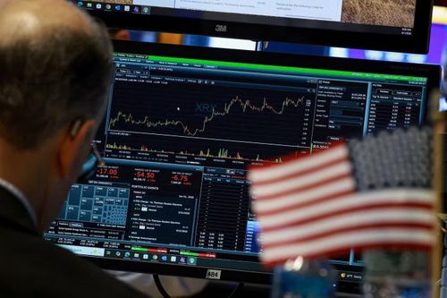 Thị trường chứng khoán Mỹ và châu Âu diễn biến trái chiều. Ảnh: Reuters.