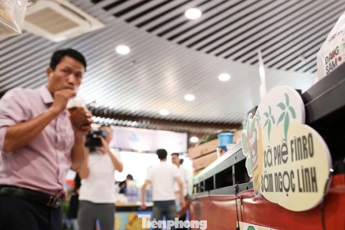 Bên cạnh cà phê mắm, các loại cà phê sâm Ngọc Linh, cà phê Đẳng sâm, cà phê quế… cũng lần đầu được giới thiệu tới khách tham quan Đại tiệc Cà phê 2026 khiến nhiều người không khỏi bất ngờ.