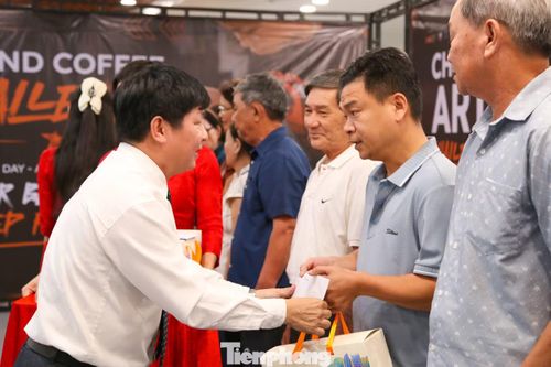 Dịp này, ban tổ chức cũng trao quà cho 40 hộ gia đình chính sách trên địa bàn phường. Theo ông Nguyễn Văn Duy – Chủ tịch UBND phường Hải Châu, địa phương mong muốn lấy cà phê làm cầu nối để kể câu chuyện về con người, văn hóa Đà Nẵng.