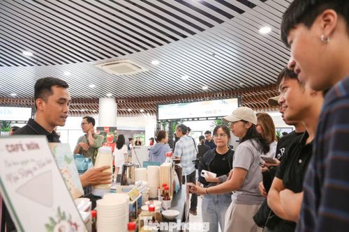  Với cách chế biến mới lạ, gian hàng giới thiệu cà phê mắm luôn đắt khách, vây quanh bởi dòng người chờ đợi thưởng thức cà phê. Anh Nguyễn Thái Nhật Huy (người phụ trách gian hàng) cho hay, cà phê mắm hấp dẫn các bạn trẻ không chỉ bởi cái tên mà còn bởi câu chuyện văn hóa đằng sau nó. 