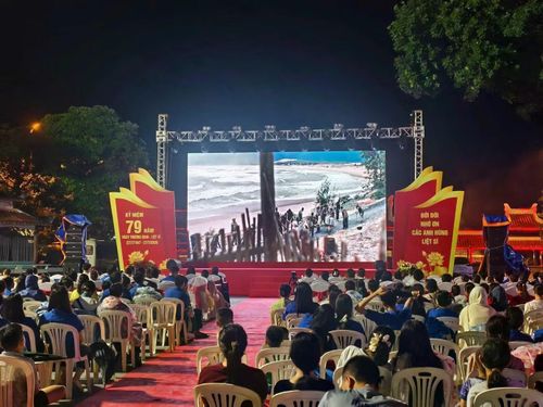 Khán giả thưởng thức bộ phim “Thanh âm vượt đại dương”.