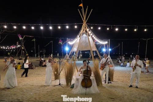 Xuyên suốt chương trình, du khách được hòa mình vào những giai điệu acoustic nhẹ nhàng. Theo Sở Văn hóa, Thể thao và Du lịch Đà Nẵng, dạ tiệc ánh sáng biển góp phần làm phong phú thêm hệ sinh thái sản phẩm du lịch đêm của thành phố.