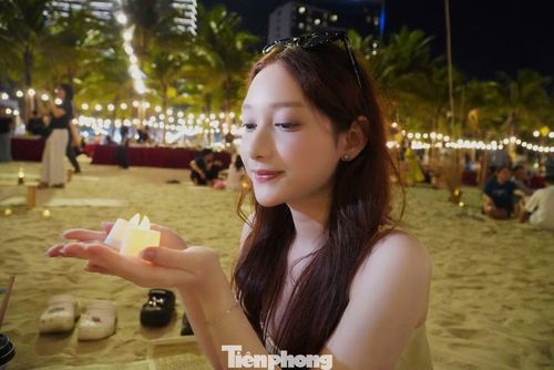 Chị Hoàng Lam (TP. Hồ Chí Minh) cùng người thân đến dạ tiệc ánh sáng. Ở đây chị được tận hưởng âm nhạc, ánh sáng, nhâm nhi đặc sản Đà Nẵng. Mọi thứ rất bình dị nhưng lại rất ấn tượng.