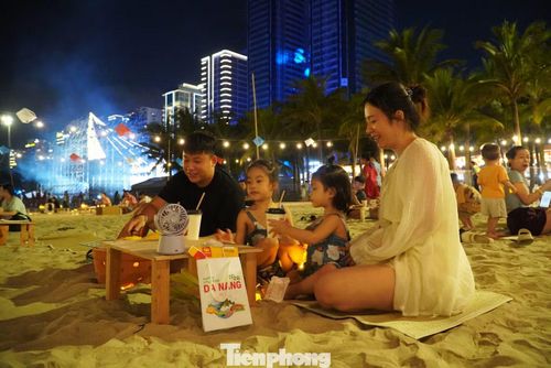 Bàn gỗ, chiếu mây, đèn dầu tạo nên một khung cảnh mộc mạc nhưng tinh tế giữa biển đêm. Du khách có cảm giác như đang sống lại ký ức tuổi thơ.