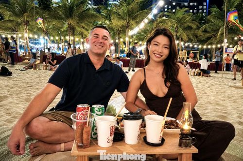 Anh Robert (Mỹ) cùng bạn gái bày tỏ rất hài lòng với không gian biển mới lạ này. "Mọi thứ ở đây quá đẹp, nhẹ nhàng và mộc mạc nên tôi rất thích", anh Robert chia sẻ.