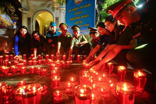 "Hơn 200 ngọn nến được thắp lên là tấm lòng thành kính biết ơn sâu sắc của cán bộ, nhân dân phường đến anh linh các Mẹ Việt Nam Anh hùng, các Anh hùng liệt sĩ; là ngọn nến của niềm tin không bao giờ tắt về chủ nghĩa yêu nước, anh hùng cách mạng; quyết tâm được phấn đấu, cống hiến hết mình để kế tục sự nghiệp vẻ vang mà lớp lớp cha anh đi trước đã hy sinh xương máu trong thời chiến, dày công cống hiến trong thời bình để dựng, xây vun đắp lên", chị Nguyễn Mai Anh - Bí thư Đoàn phường Đống Đa chia sẻ.