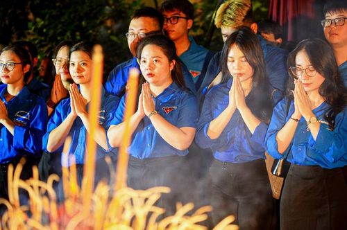 Sau nghi thức dâng hương, các đại biểu và đoàn viên, thanh niên đã thắp hương tại Nhà bia tưởng niệm Liệt sĩ.