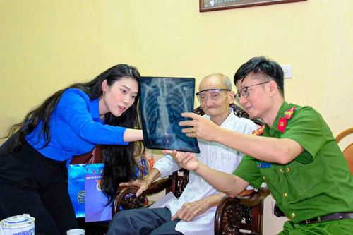  Một trong những điểm dừng chân đặc biệt của đoàn là gia đình ông Đỗ Văn Khang - cựu tù Phú Quốc. Trong cuộc gặp gỡ thân tình, ông Khang đã chia sẻ với các đoàn viên thanh niên về quãng thời gian 9 năm bị giam cầm tại Nhà tù Phú Quốc. Những câu chuyện về ý chí kiên cường, tinh thần bất khuất của người chiến sĩ cách mạng trước sự tra tấn khốc liệt của kẻ thù đã để lại nhiều xúc động trong lòng các đoàn viên. Mỗi ký ức được kể không chỉ là minh chứng sống động về một thời kỳ lịch sử hào hùng của dân tộc mà còn là bài học quý giá về lòng yêu nước, lý tưởng cách mạng và khát vọng độc lập, tự do. 