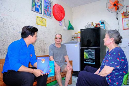 Trong chuỗi hoạt động tri ân, tuổi trẻ phường Đống Đa đã thăm hỏi, tặng quà các cựu thanh niên xung phong, cựu tù binh, thương binh, bệnh binh và người có công với cách mạng trên địa bàn