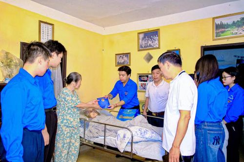  Đoàn công tác đã đến thăm hỏi sức khỏe, đời sống của các cựu TNXP, thương binh, bệnh binh và người có công với cách mạng. 