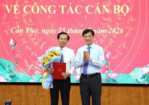 Trưởng Ban Tổ chức Trung ương Nguyễn Duy Ngọc trao quyết định và tặng hoa chúc mừng ông Đỗ Thanh Bình. (Ảnh: Nhật Huy)