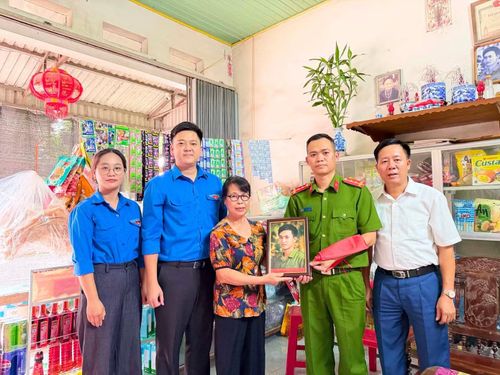 Đoàn xã Bố Hạ trao ảnh liệt sĩ tặng thân nhân gia đình liệt sĩ.