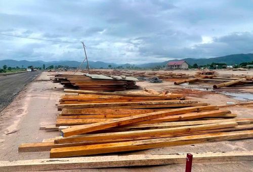 Bôn Jứ là nơi nhiều thế hệ đồng bào Jrai đã sinh sống, gắn bó. Nhiều năm qua, bà con phải sống trong khu vực có nguy cơ sạt lở, ngập lụt và thiên tai. Mỗi mùa mưa đến là thêm một mùa lo lắng.