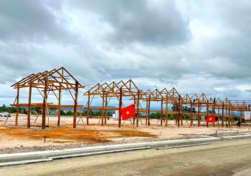 207 hộ dân Bôn Jứ đã tin tưởng chủ trương của Đảng và Nhà nước, sẵn sàng hy sinh lợi ích trước mắt, chấp nhận di dời khỏi nơi ở đã gắn bó nhiều năm để xây dựng một cuộc sống an toàn hơn cho chính mình và các thế hệ mai sau.