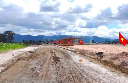 Con đường mới làm rộng rãi ngang qua Bôn Jứ mới dần hình thành.