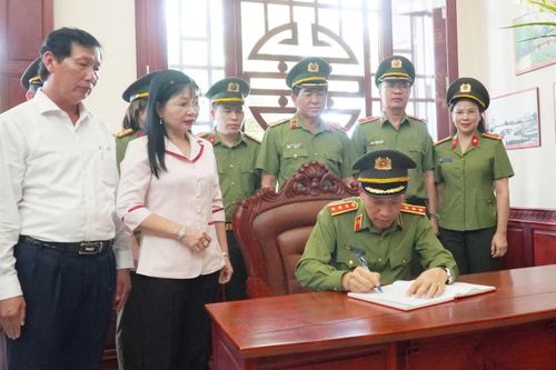 Tại Khu Di tích lịch sử quốc gia Ban An ninh Khu IX, sau khi dâng hoa, dâng hương tưởng nhớ Chủ tịch Hồ Chí Minh, Thượng tướng Lê Văn Tuyến đã ghi sổ lưu niệm, bày tỏ lòng biết ơn sâu sắc đối với công lao to lớn của Người đối với sự nghiệp cách mạng của Đảng và dân tộc; nguyện không ngừng học tập, làm theo tư tưởng, đạo đức, phong cách Hồ Chí Minh, lấy 6 điều Bác Hồ dạy Công an nhân dân làm chuẩn mực tu dưỡng, rèn luyện; tuyệt đối trung thành với Đảng, Tổ quốc và Nhân dân; xây dựng lực lượng Công an nhân dân cách mạng, chính quy, tinh nhuệ, hiện đại, góp phần xây dựng đất nước ngày càng giàu mạnh như sinh thời Bác Hồ hằng mong muốn.