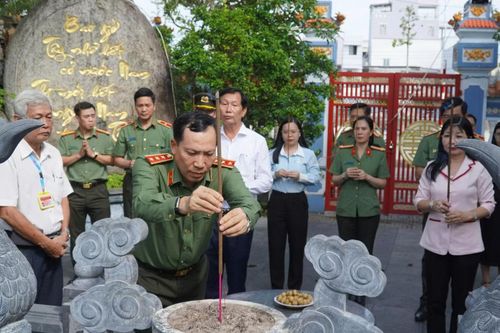 Tham gia đoàn có đại diện lãnh đạo Bộ Công an cùng lãnh đạo Tỉnh ủy, HĐND, UBND, Ủy ban MTTQ Việt Nam tỉnh An Giang.