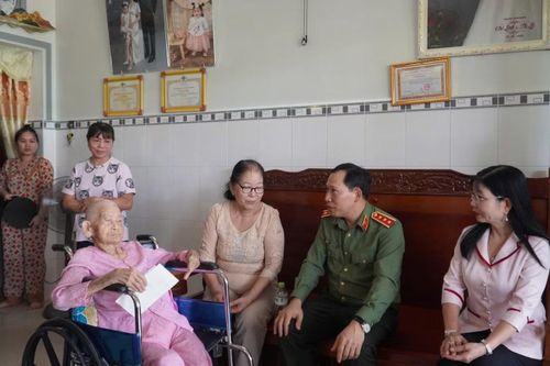 Dịp này, đoàn đã đến thăm, tặng quà Mẹ Việt Nam Anh hùng Nguyễn Thị Bồi - có chồng và con gái là liệt sĩ, và Mẹ Việt Nam Anh hùng Đặng Thị Liễu - có chồng và con trai là liệt sĩ, cùng trú tại phường Rạch Giá.