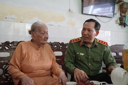 Tại các gia đình các Mẹ, Thượng tướng Lê Văn Tuyến ân cần thăm hỏi sức khỏe, đời sống của các Mẹ Việt Nam Anh hùng, bày tỏ lòng tri ân sâu sắc trước những hy sinh, cống hiến to lớn của các gia đình đối với sự nghiệp đấu tranh giải phóng dân tộc. Thượng tướng mong muốn các gia đình tiếp tục phát huy truyền thống cách mạng, động viên con cháu góp sức xây dựng, bảo vệ quê hương, đất nước ngày càng giàu đẹp.
