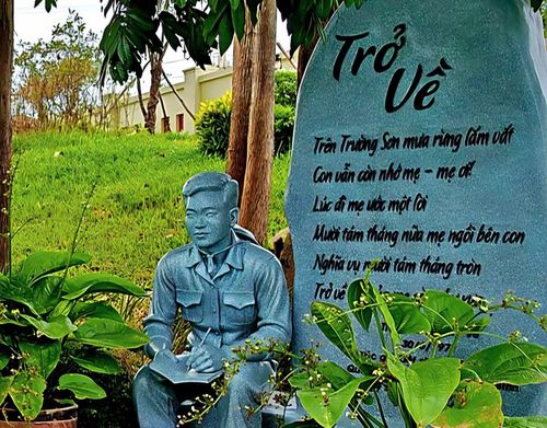 Bức tượng liệt sĩ Bùi Năng Đắc đặt trong khuôn viên khu di tích Bến phà II Long Đại.