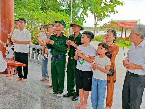 Gia đình ông Huyền viếng thăm, thắp hương tưởng niệm các liệt sĩ tại khu di tích lịch sử Bến phà II Long Đại.