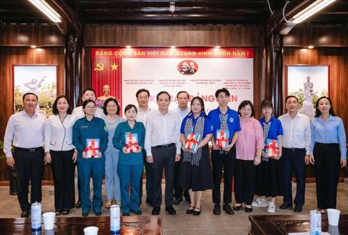 Bí thư Thành ủy TPHCM Trần Lưu Quang cùng các lãnh đạo TPHCM chúc mừng 5 đảng viên mới.