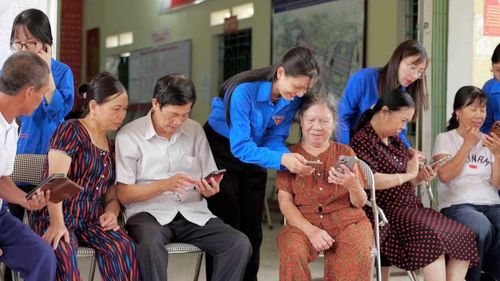 Hoạt động hỗ trợ người dân của đoàn viên trong chương trình tình nguyện “Kỳ nghỉ hồng”.