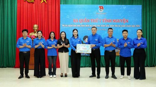 Tặng quà đội hình tình nguyện.