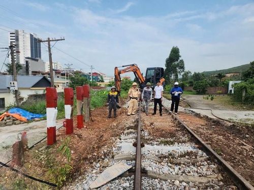 Lực lượng chức năng tổ chức xóa bỏ lối đi tự phát qua đường sắt trên địa bàn phường Vàng Danh.