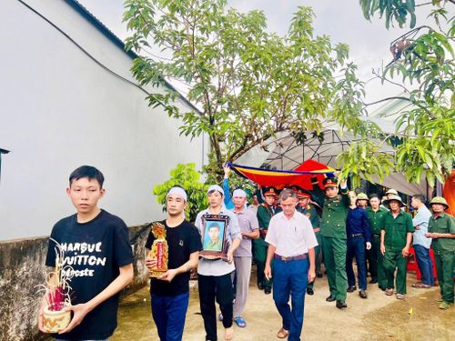 Người con ưu tú của quê hương trở về đất mẹ sau gần nửa thế kỷ xa cách.