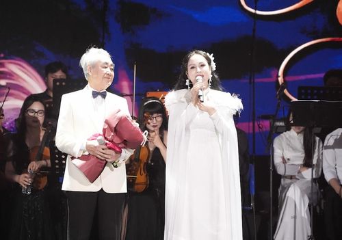 Khánh Ly tặng hoa cho NSND Quang Thọ.
