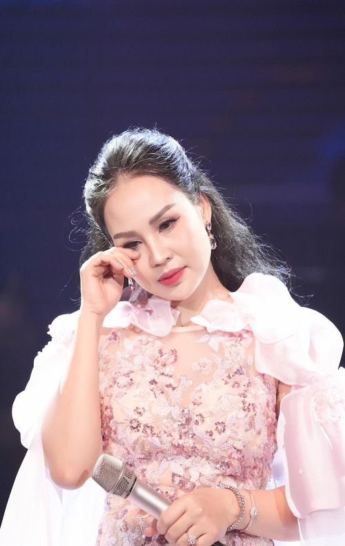 Khánh Ly bật khóc vì xúc động.
