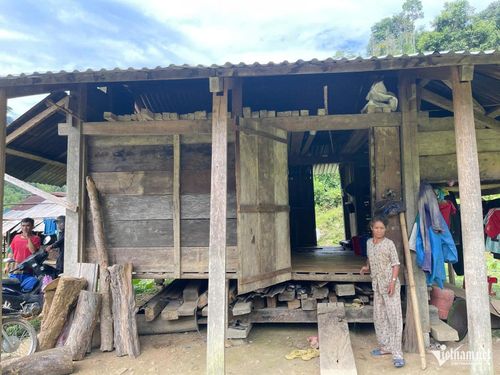 Nhiều hộ dân lo nhà sập mỗi khi mùa mưa bão đến. Ảnh: Huy Trường