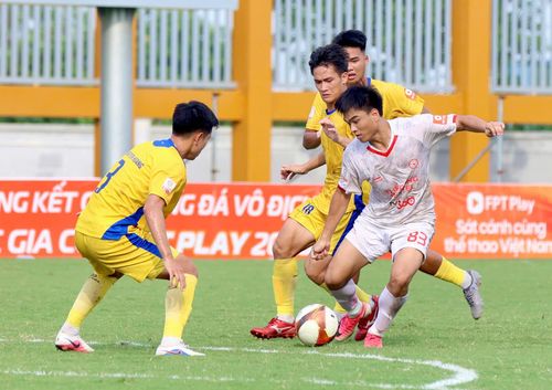 Công Phương trong vòng vây của các cầu thủ đội bóng xứ Nghệ.