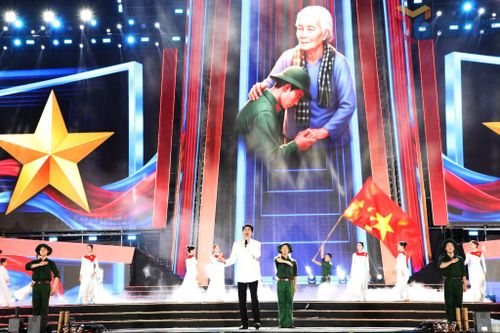 Chương trình nghệ thuật được dàn dựng công phu tạo nên một không gian nghệ thuật lắng đọng, xúc động