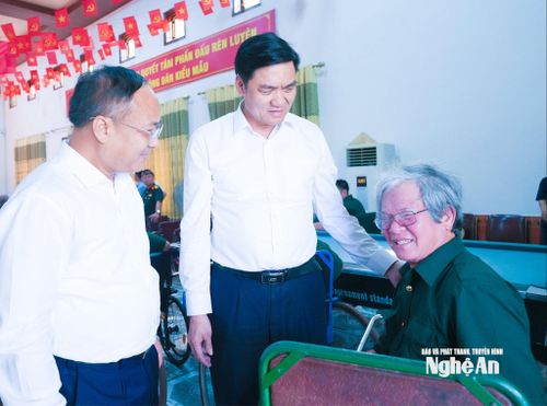 Đồng chí Hoàng Nghĩa Hiếu - Phó Bí thư Thường trực Tỉnh ủy, Chủ tịch HĐND tỉnh và lãnh đạo Sở Nội vụ thăm hỏi, động viên thương binh đang được chăm sóc, điều dưỡng tại Trung tâm Điều dưỡng thương binh Nghệ An. Ảnh: Mai Hoa