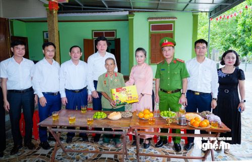 Đoàn công tác của lãnh đạo tỉnh thăm, tặng quà ông Nguyễn Văn Ba (thương binh hạng 2/4) tại xóm 4 Văn Sơn, xã Đô Lương. Ảnh: Thanh Lê