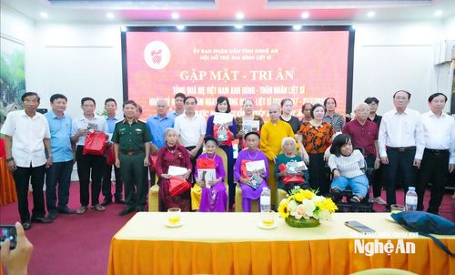 Lãnh đạo Hội Hỗ trợ gia đình liệt sĩ Trung ương và tỉnh Nghệ An cùng các nhà hảo tâm trao quà tri ân các Bà Mẹ Việt Nam Anh hùng và thân nhân. Ảnh: Mai Hoa