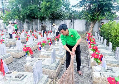 Cán bộ và nhân dân xã Anh Sơn tham gia chỉnh trang, làm vệ sinh tại Nghĩa trang Liệt sĩ quốc tế Việt – Lào. Ảnh: CSCC