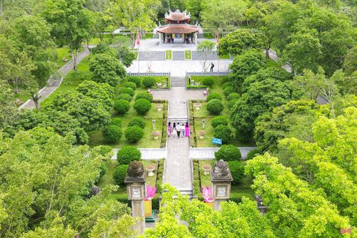 Khu di tích Hải Thượng Lãn Ông Lê Hữu Trác bao gồm khu mộ và tượng đài (xã Hương Sơn); nhà thờ và khu tưởng niệm (xã Sơn Giang). Đây là nơi lưu giữ nhiều giá trị văn hóa, lịch sử gắn với cuộc đời Đại danh y Lê Hữu Trác.