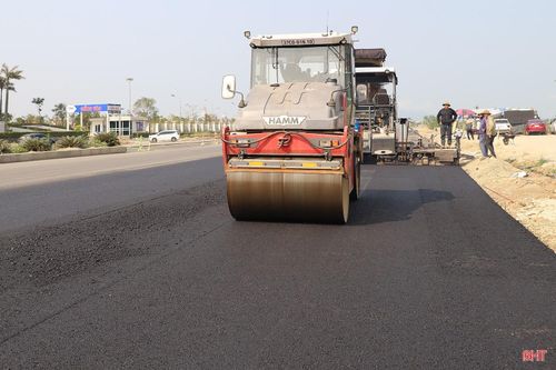 Nhà thầu tập trung máy móc, nhân lực để rải thảm tuyến đường Ngô Quyền (phường Trần Phú).