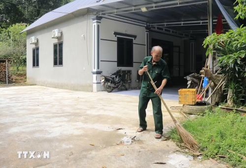 Cựu chiến binh Hà Ngọc Nga, xã Hưng Khánh (Lào Cai) thu nhập hơn 100 triệu đồng/năm từ mô hình kinh tế. (Ảnh: Đinh Thùy/TTXVN)