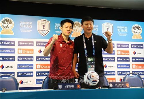 HLV Kim Sang Sik (phải) và cầu thủ hay nhất trận Nguyễn Đình Bắc trong họp báo sau trận Việt Nam thắng Timor Leste 7-0 ở lượt ra quân bảng A - ASEAN Cup 2026. Ảnh: Đỗ Sinh/PV TTXVN tại Thái Lan