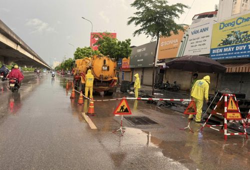 Nhân viên Công ty Thoát nước Hà Nội ứng trực tại các điểm có nguy cơ "dềnh nước".