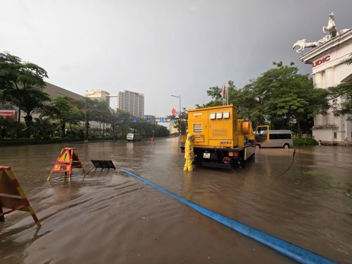Nhân viên Công ty Thoát nước Hà Nội ứng trực tại điểm "dềnh nước" trên đường Võ Chí Công.
