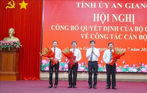 Ủy viên Bộ Chính trị, Bí thư Trung ương Đảng, Trưởng Ban Tổ chức Trung ương Nguyễn Duy Ngọc trao quyết định của Bộ Chính trị về công tác cán bộ và tặng hoa chúc mừng đối với các đồng chí.