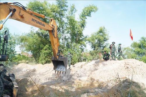 Lực lượng tìm kiếm đào bới khu vực phía bên phải ga Hương Thủy - nơi nghi ngờ chôn lấp các chiến sĩ đặc công hy sinh năm 1968 trong trận Động Tòa.