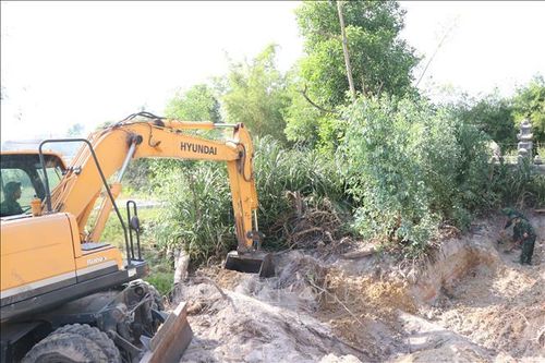 Phương tiện cơ giới và lực lượng Đội Quy tập 192 được huy động tìm kiếm tại khu vực bên phải ga Hương Thủy (hướng nhìn từ Quốc lộ vào).