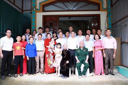 Thủ tướng Lê Minh Hưng thăm gia đình ông Phí Hương Dũng, thương binh 42%, hiện đang sinh sống tại phường Điện Biên Phủ. Ảnh: Dương Giang/TTXVN